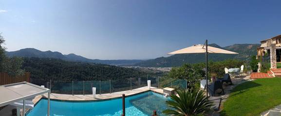 Chambre d’hôte pour 2 personnes, avec piscine ainsi que vue sur le lac et terrasse dans les Alpes maritimes