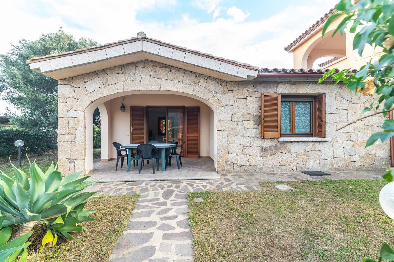 Casa vacanze 'Villa San Teodoro' con vista sulle montagne, terrazza privata e aria condizionata in L'Alzoni, San Teodoro