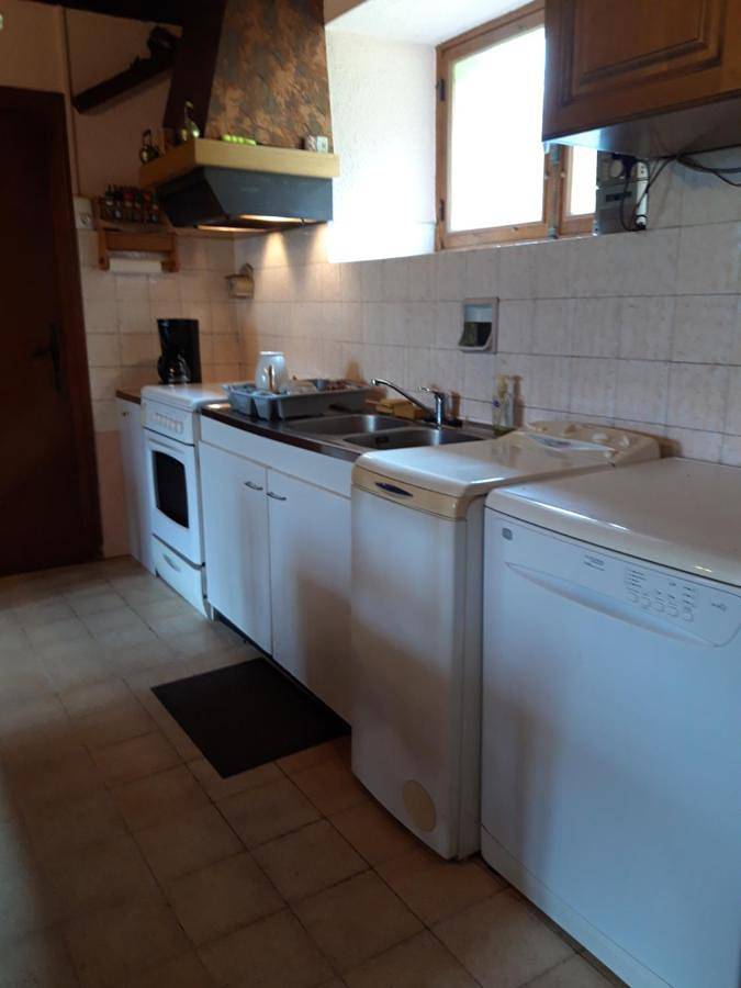 Gîte pour 12 personnes, avec terrasse ainsi que vue et jardin à Eygurande