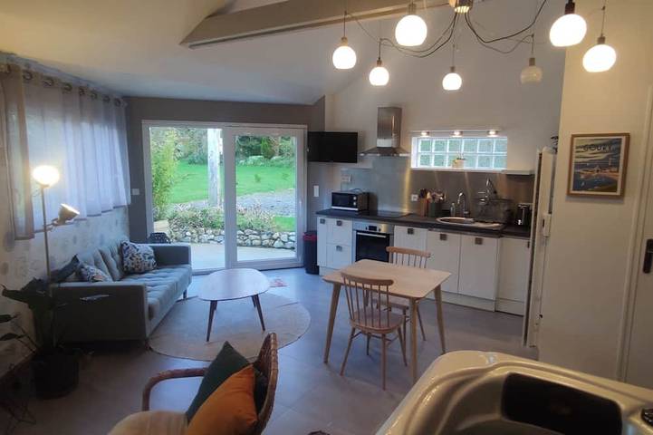 Location de vacances pour 2 personnes, avec terrasse ainsi que jacuzzi et jardin à Tollevast