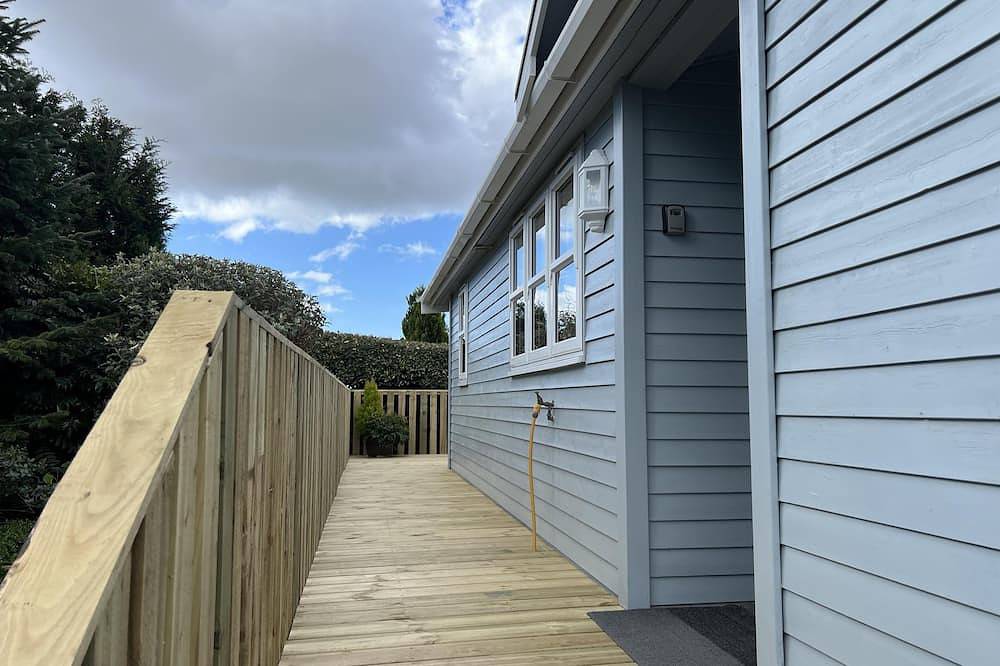 Holly Blue - Cosy wooden lodge, Kippford in Kippford, Dumfries and Galloway