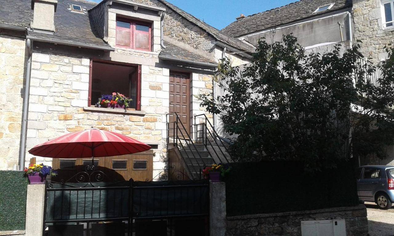 Appartement entier, Petit gîte de la Fontaine in Peyre-en-Aubrac, Région de Mende