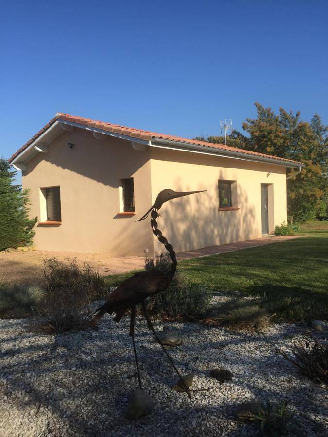 Location de vacances pour 3 personnes, avec piscine ainsi que vue et jardin à Brens - 2