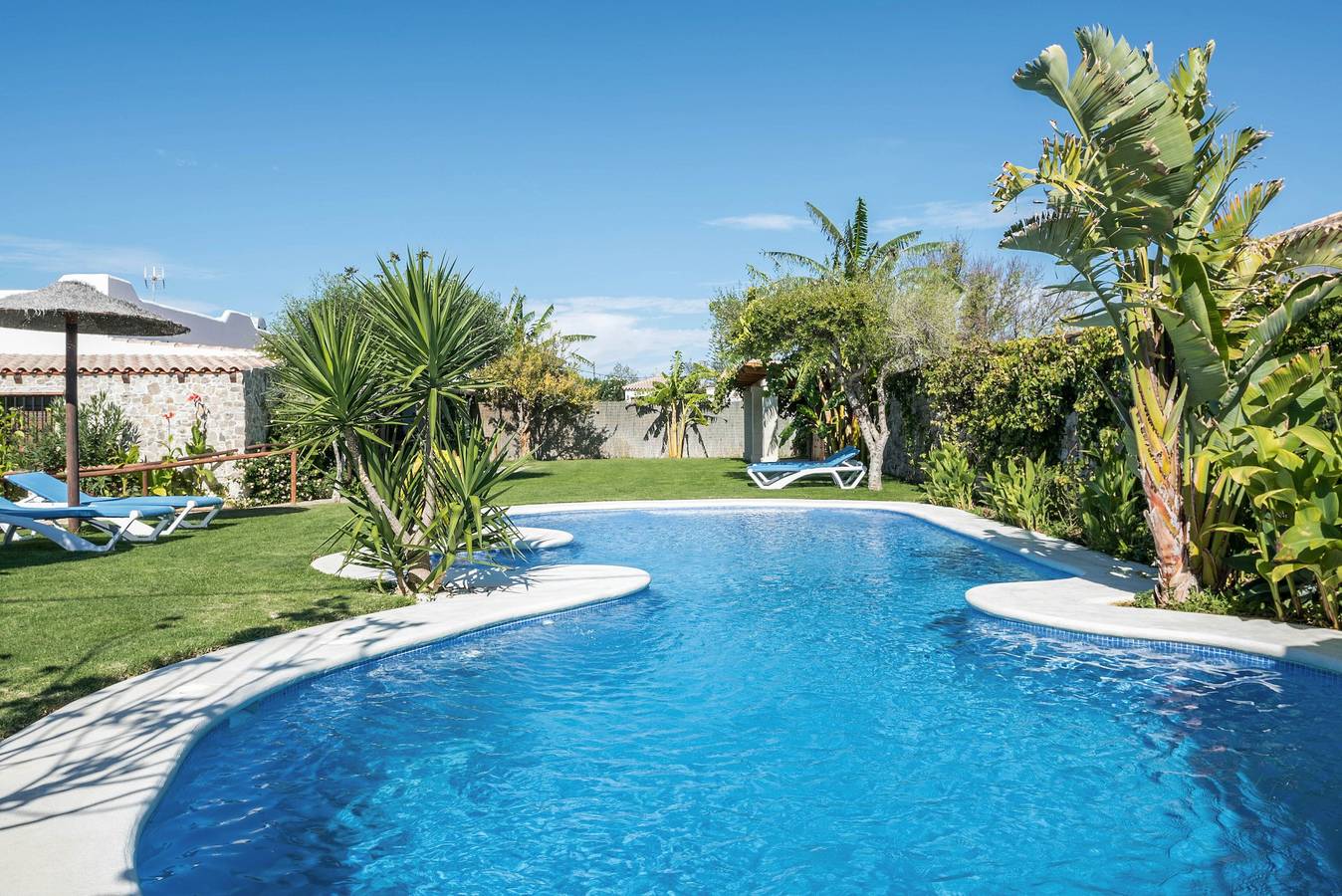 Apartamento encantador com uma bela piscina, jacuzzi, pátio e Wi-Fi in Conil de la Frontera, Costa de la luz