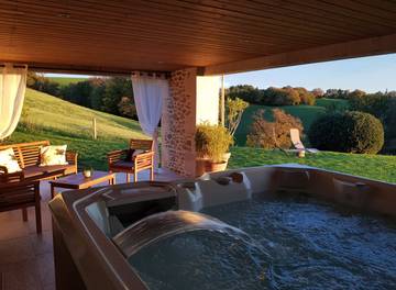 Gîte pour 4 personnes, avec sauna et jardin ainsi que terrasse et jacuzzi, animaux acceptés dans le Cantal