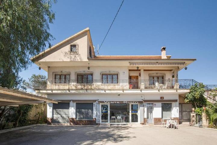 Casa de vacaciones para 8 personas, con vistas además de piscina y jardín - 1