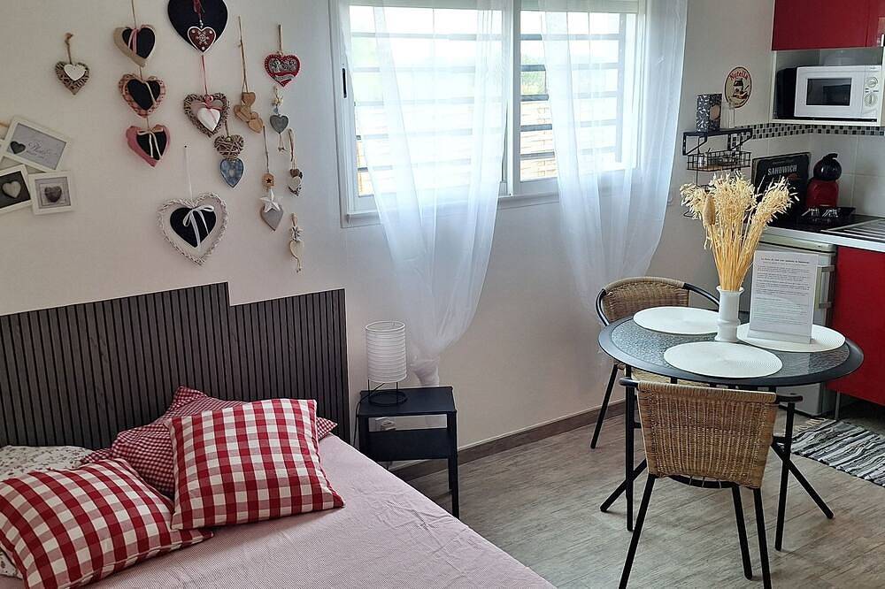 Apartamento entero, Studio with private patio in Villeneuve-lès-Béziers, Côte d'Améthyste