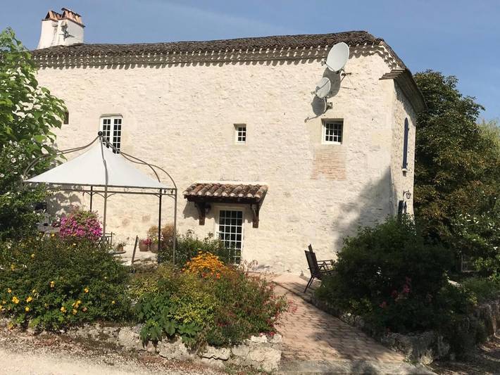 Gîte pour 2 personnes, avec Terrasse et Jardin ainsi que Piscine et Vue à Valeilles