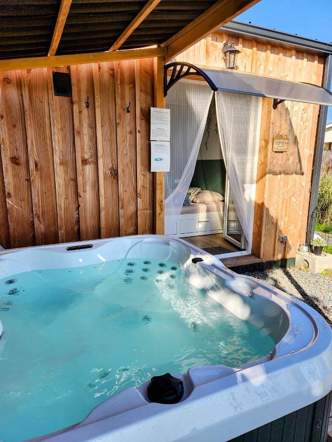 Location de vacances pour 2 personnes, avec Jacuzzi et Terrasse ainsi que Jardin et Vue à Saint-Genès-de-Fronsac