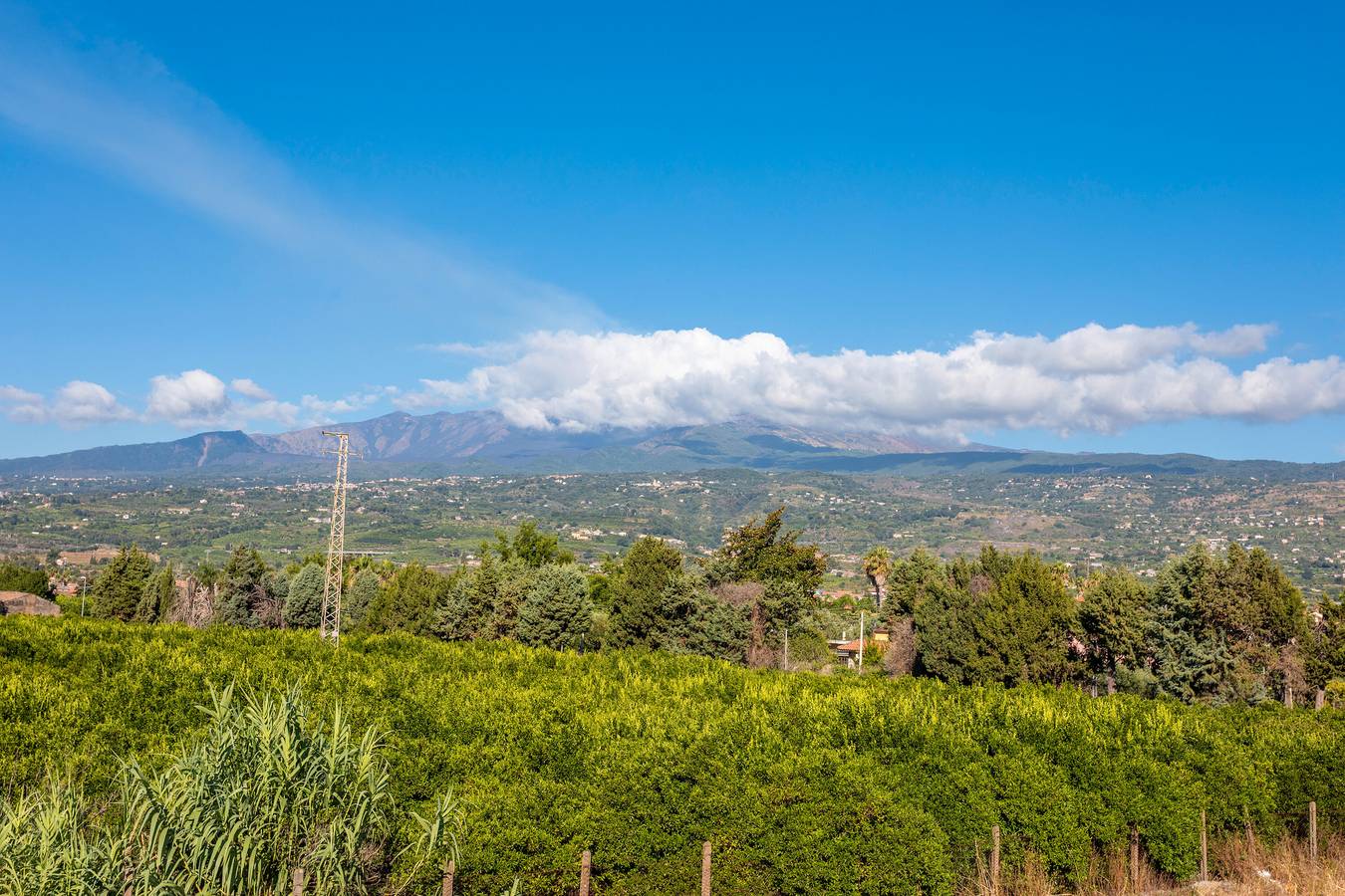 Apartamento entero, Apartamento 'Mamma Maria' con Vista a la Montaña y Balcón in Fondachello, Provincia de Catania
