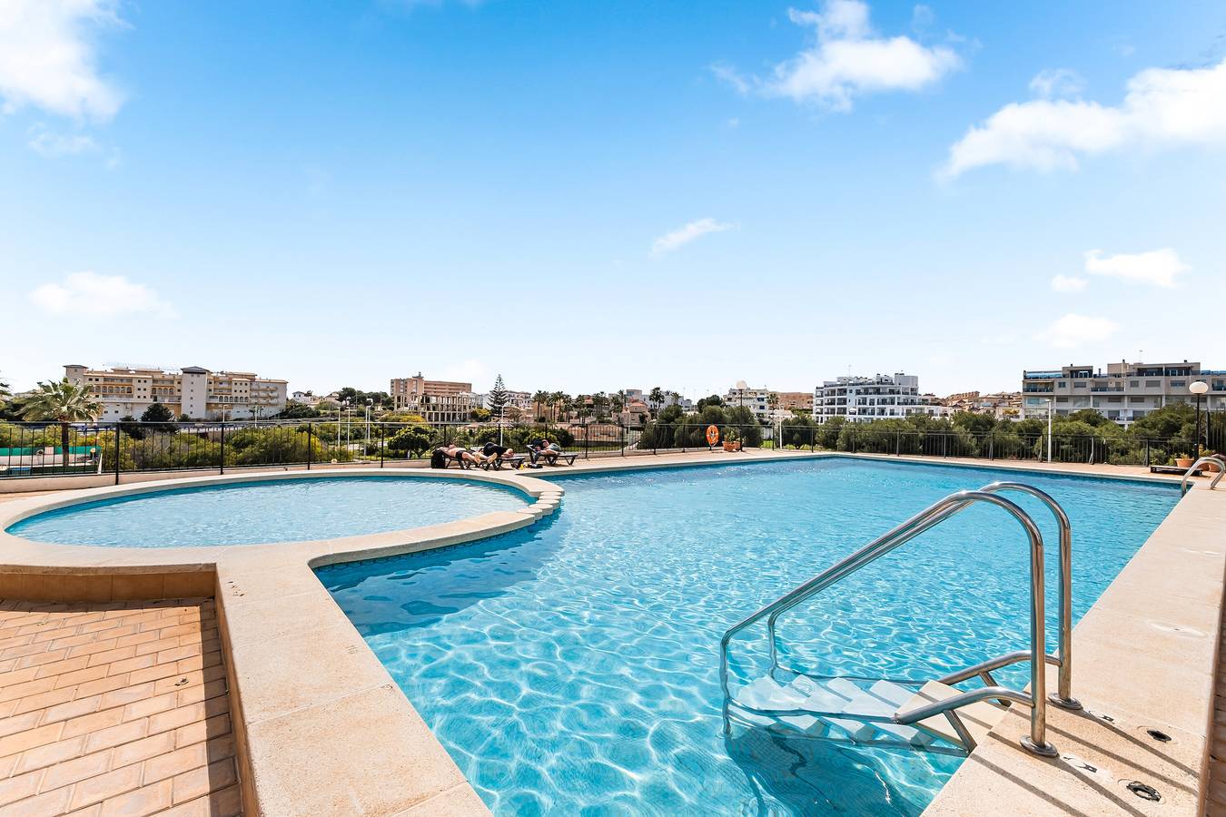 Apartamento entero, Apartamento 'Buen Ambiente' con piscina compartida, jardín compartido y Wi-Fi in La Zenia, Orihuela