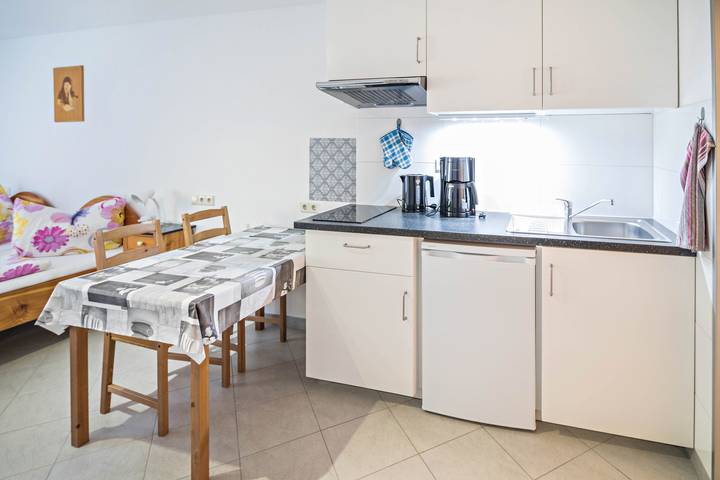 Hel lejlighed, Studio Apartment in “Haus Ruther” near Thermal Bath with Wi-Fi, Terrace & Garden in Bad Saulgau, Region Bodensee-Oberschwaben