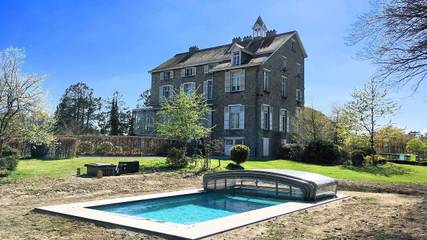 Location de vacances pour 24 personnes, avec piscine ainsi que terrasse et jardin à Nassogne