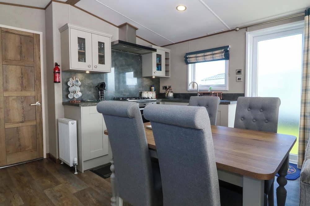 L1 Farmer, pet friendly, with pool in Towyn in Towyn, Conwy region