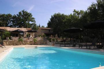 Chambre d’hôte pour 2 personnes, avec terrasse et jardin ainsi que vue et piscine à Murs
