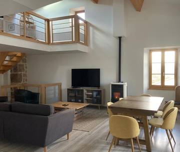 Gîte pour 6 personnes, avec vue et balcon à Silhac