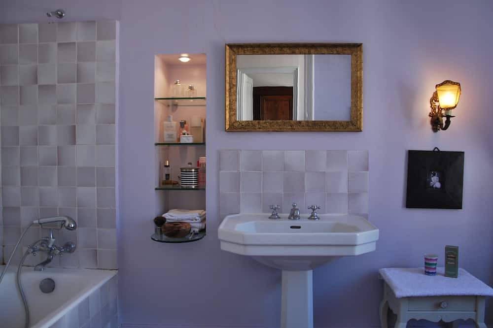 Belle maison bourgeoise de 1850 restaurée, en pleine Bourgogne in Crain, Région d'Auxerre