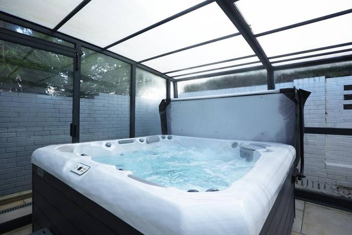 Apartamento para 8 personas, con Jacuzzi y Terraza además de Jardín y Piscina en Cardiff