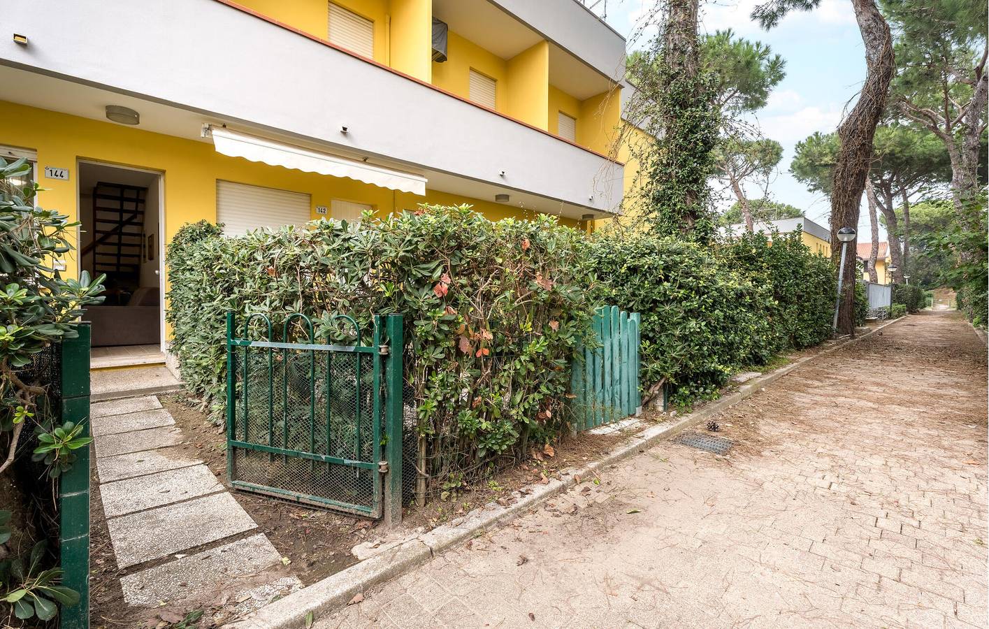 Appartamento intero, Accesso alla spiaggia a 200 metri: A/C, cucina, parcheggio e altro ancora! in Rosolina Mare, Polesine