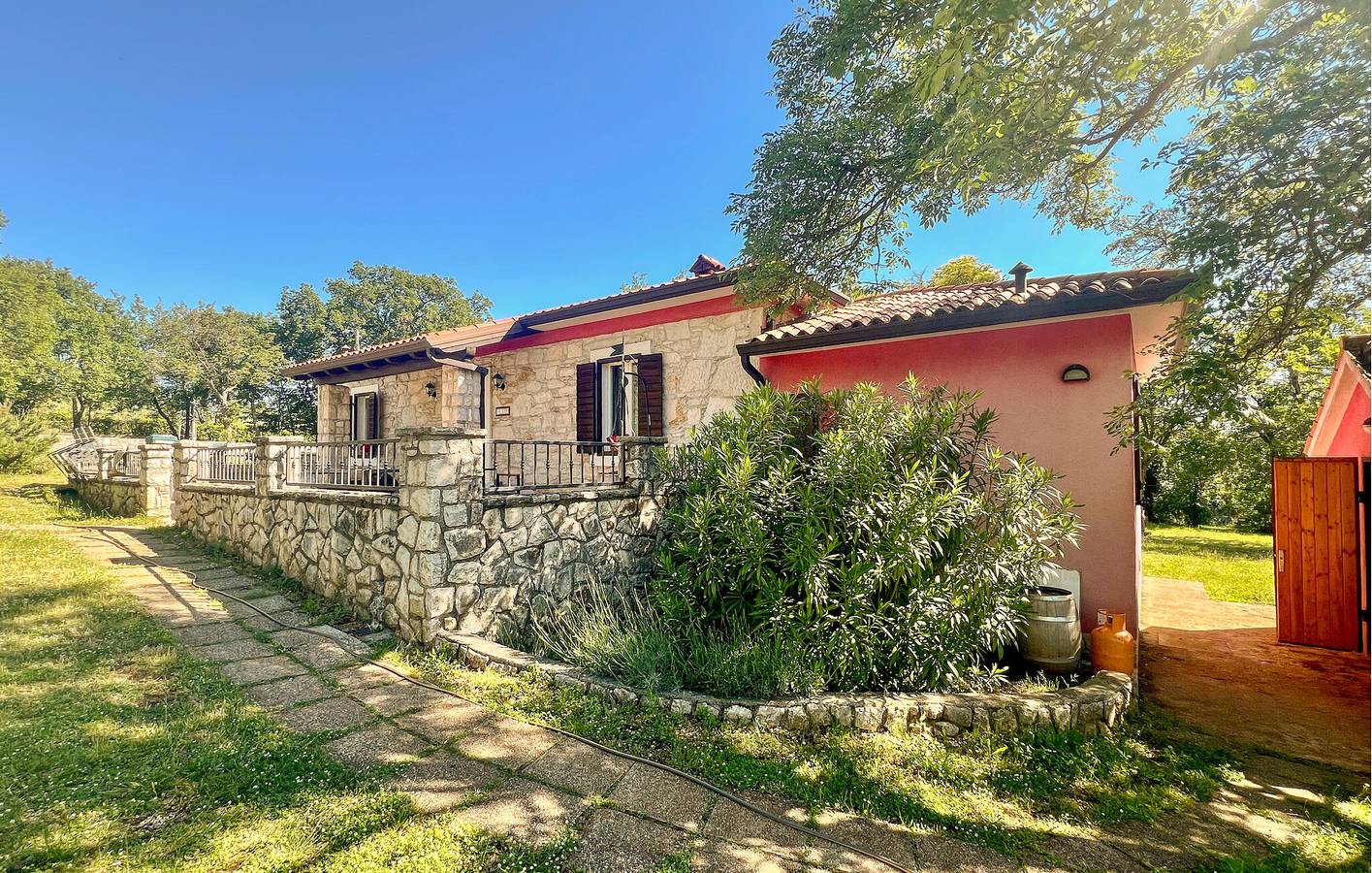 Appartement confortable de 2 chambres avec piscine et terrasse près du centre de Raša in Labin, Côte Est de l'Istrie