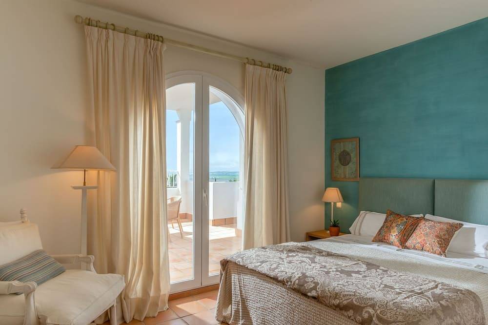 4 Bedroom Luxury Villa with Pool  adjacent to golf resort.  25 min to the beach in Benalup-Casas Viejas, Costa de la Luz