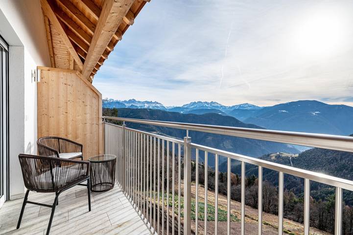 Hel lägenhet, Apartment "Reiterhof Flora" with Mountain View, Private Garden & Wi-Fi in San Genesio Atesino, Sarntal Alperne