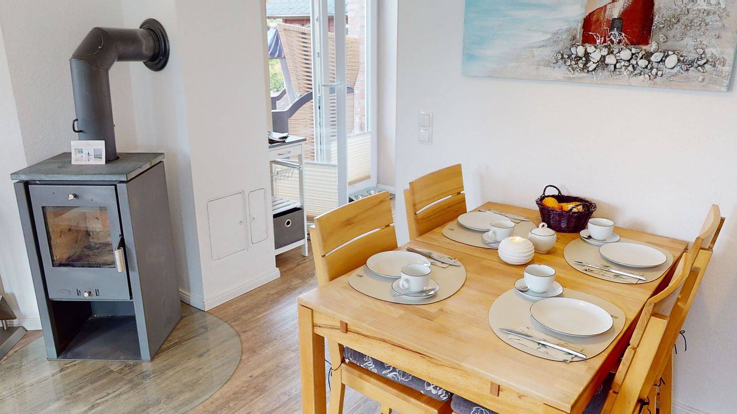 Umzäuntes Ferienhaus für 4 Personen und Hund mit Kamin und Garten an der Ostsee in Südstrand Pelzerhaken, Ostholstein