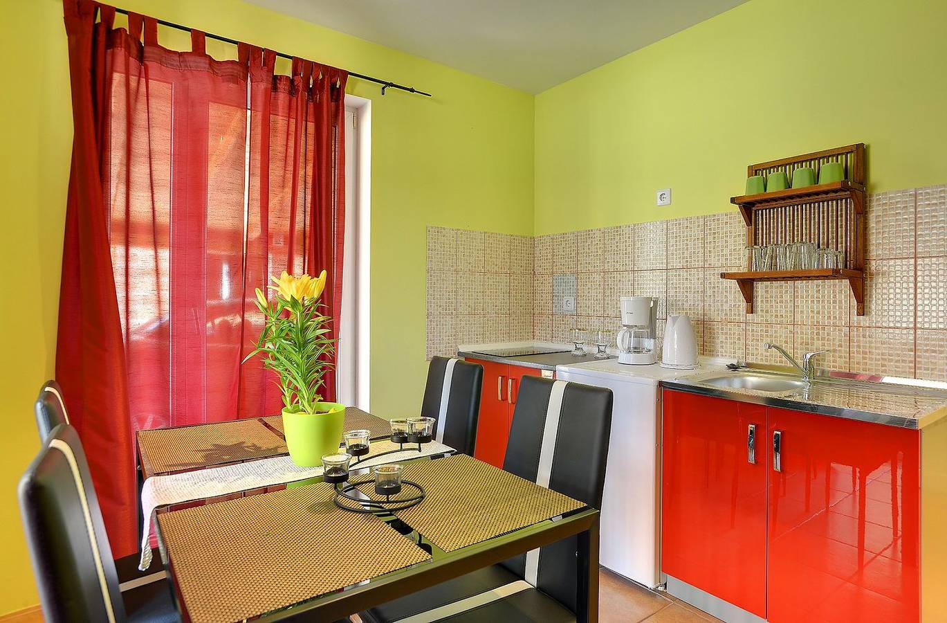 Geheel appartement, 500 Meter bis zum Kieselstrand mit großem Pool in Pula-Medulin, Ližnjan