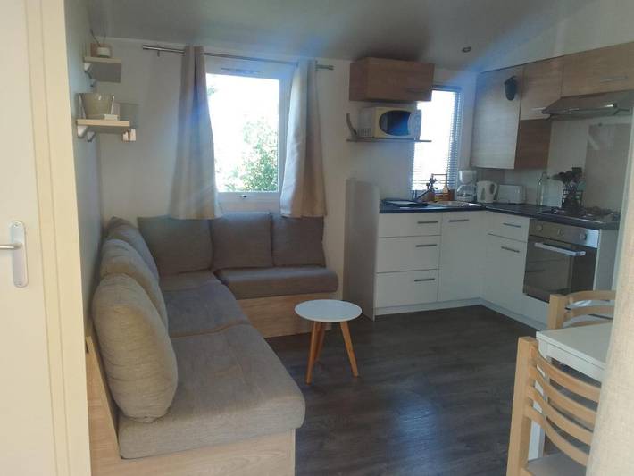 Camping pour 4 personnes, avec terrasse ainsi que piscine et jacuzzi
