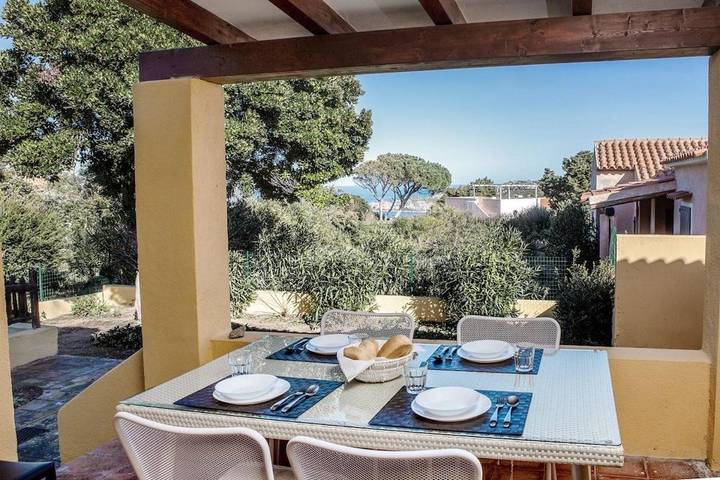 Villa per 6 persone, con Balcone e Idromassaggio nonché Terrazza e Giardino a Santa Teresa di Gallura