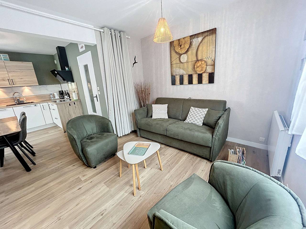 Entire apartment, Charming Renovated Apartment, Central Jullouville, 1 Bed, 4 Guests, Parking, 100m from Beach in Jullouville, Côte de la Déroute