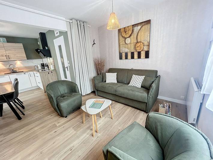 Appartement entier, Bel appartement rénové au cœur de Jullouville, 100m de la plage, 1 chambre, 4 couchages, parking privé in Jullouville, Côte de la Déroute