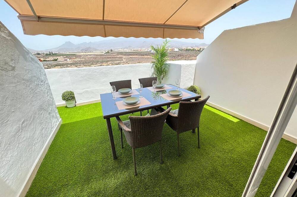 Apartamento entero, !A 5 minutos de La Playa! Terraza privada con vistas al Teide.\nclima inmejorable in Las Galletas, Tenerife Sur