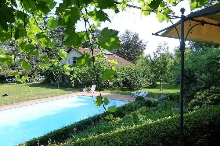 Location de vacances pour 2 personnes, avec Jardin et Piscine à La Tour-de-Salvagny