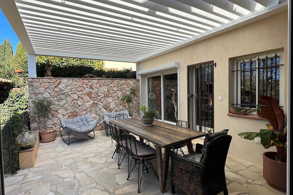 Air-conditioned villa swimming pool near the old village of St Paul, beaches in Saint-Paul-de-Vence, Cannes region