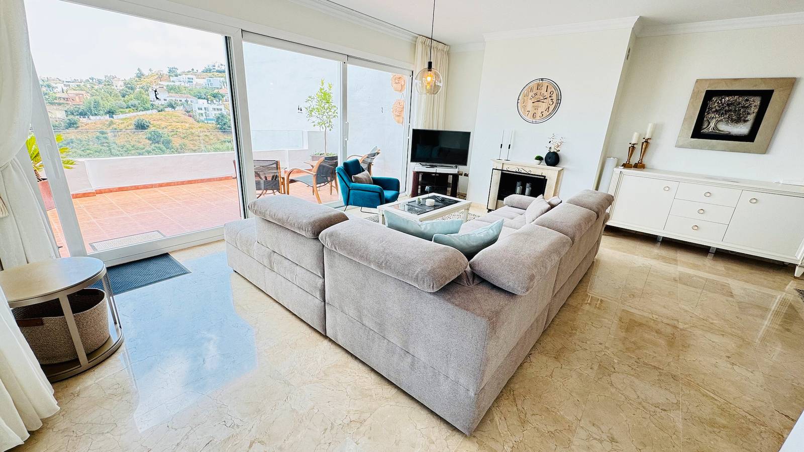 Entire apartment, Apartment 'Bella Vista' with Sea View, Wi-Fi and Air Conditioning in Urbanizacion Las Jacarandas, Ojén