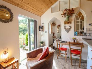 Log Cabin for 2 People in Powys, Mid-Wales, Photo 3