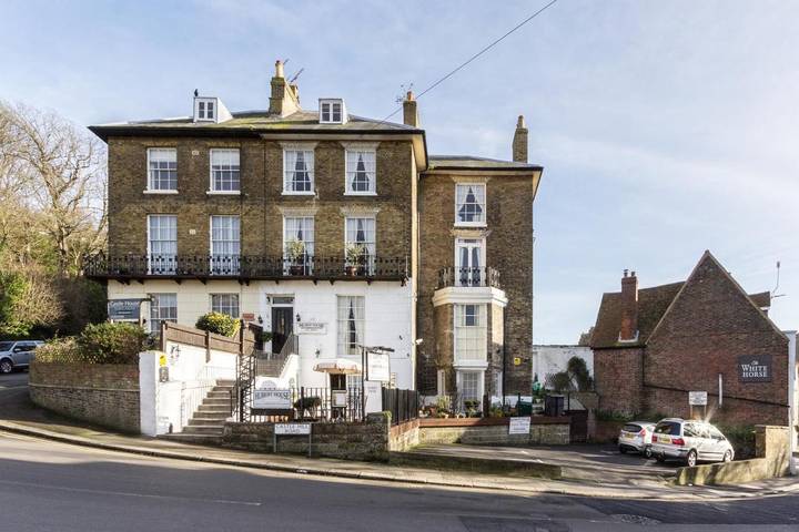 Bed and breakfast for 4 people in Kent