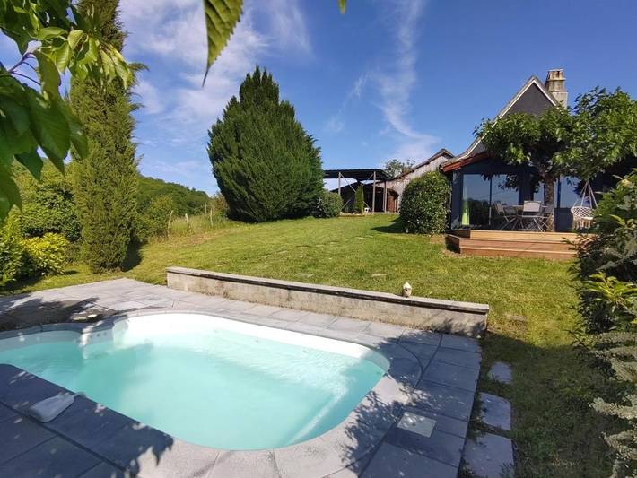 Location de vacances pour 6 personnes, avec vue ainsi que piscine et jardin à Bilhac