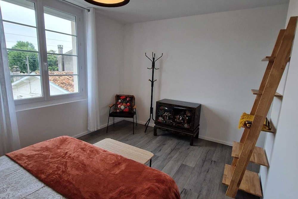 Entire apartment, Cozy apartment with terrace, close to train station and city center in Libourne, Libourne region