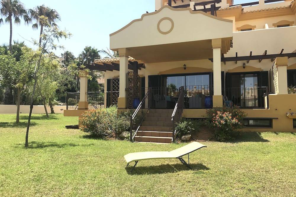 Luxury villa, 5 minutes walk to tennis centre, bars & shops , Hacienda del Golf in La Manga Club, Mar Menor