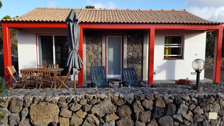 Casa de férias para 4 pessoas, com piscina e jardim e ainda vista na Ilha do Pico