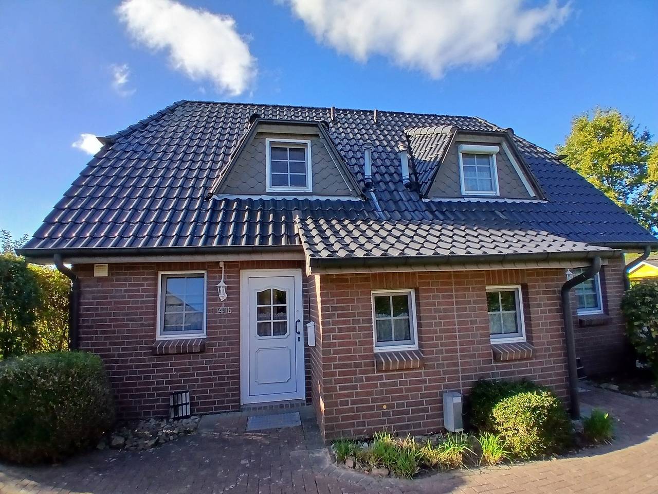 Holiday Home 'Ferienhaushälfte Henne' with Private Terrace, Shared Garden and Wi-Fi in Otterndorf, Cuxland