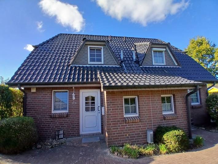 Holiday Home 'Ferienhaushälfte Henne' with Private Terrace, Shared Garden and Wi-Fi in Otterndorf, Cuxland