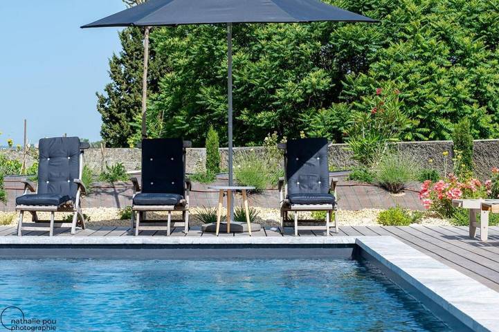 Location de vacances pour 3 personnes, avec Terrasse et Jardin ainsi que Piscine et Vue à Saint-Roman-de-Malegarde