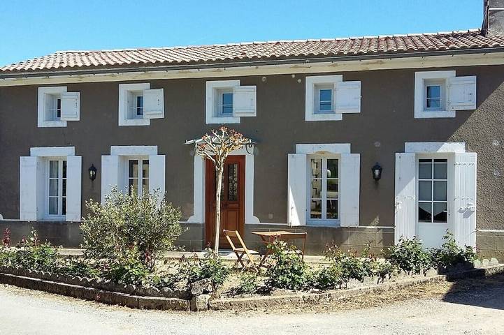 Location de vacances pour 5 personnes, avec jardin à Saint-Christophe-des-Bardes