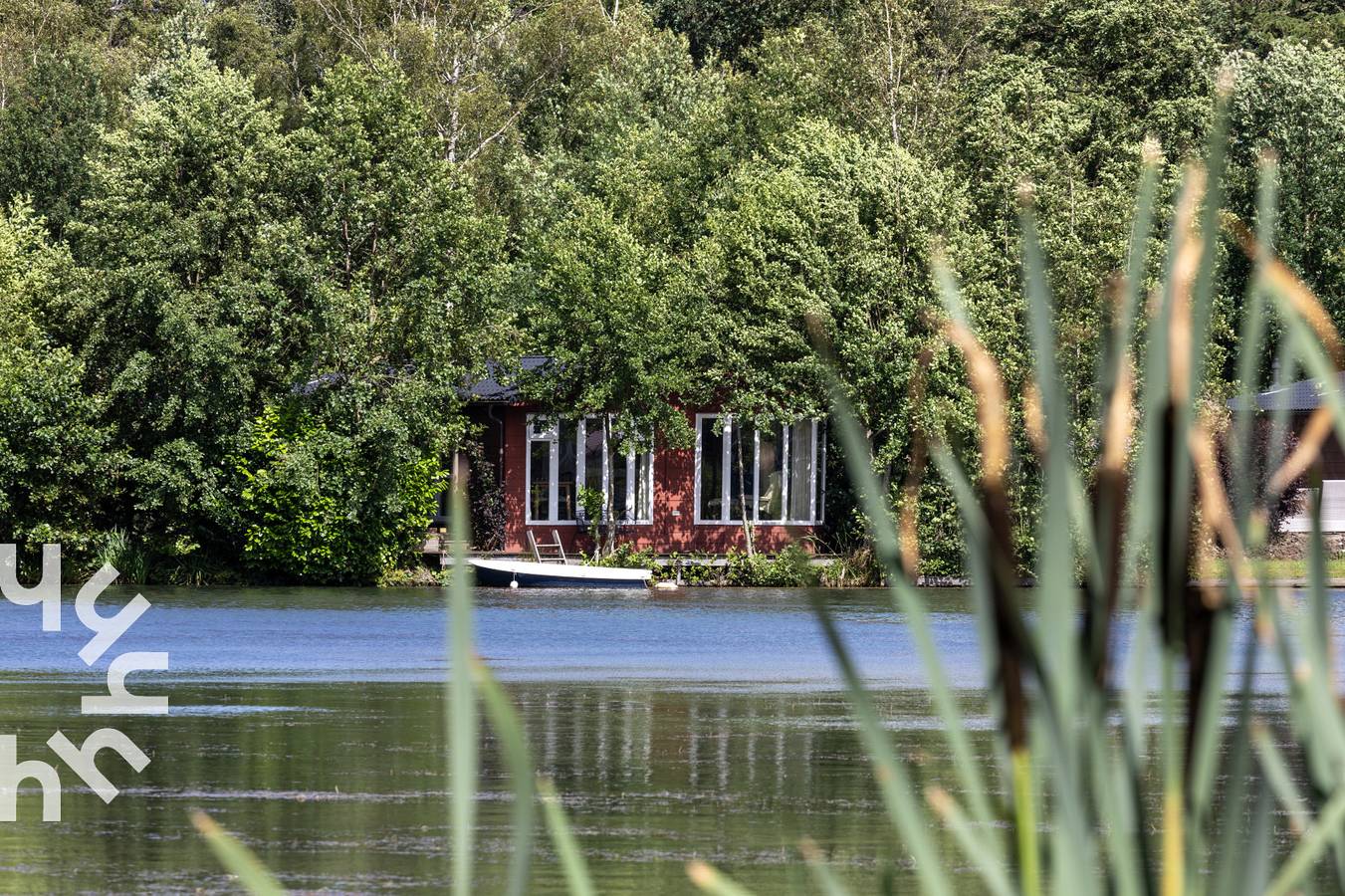 4 person chalet with its own deck on the Goudmeer near the Drents-Friese Wold in Oosterwolde, Friesland