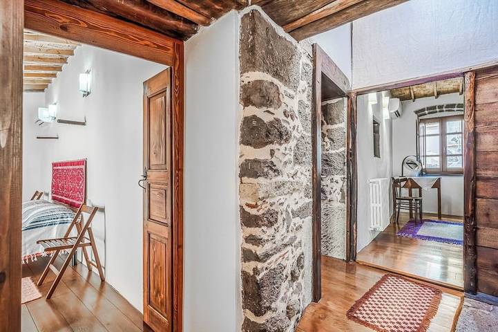Bonita casa de pueblo reformada con terraza y dos baños. in Sèneghe, Cerdeña