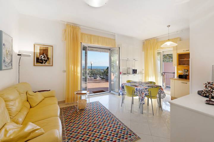 Appartamento intero, Appartamento attico "Cielo E Mare" con vista mare, terrazza privata e aria condizionata. in Spotorno, Riviera di Ponente