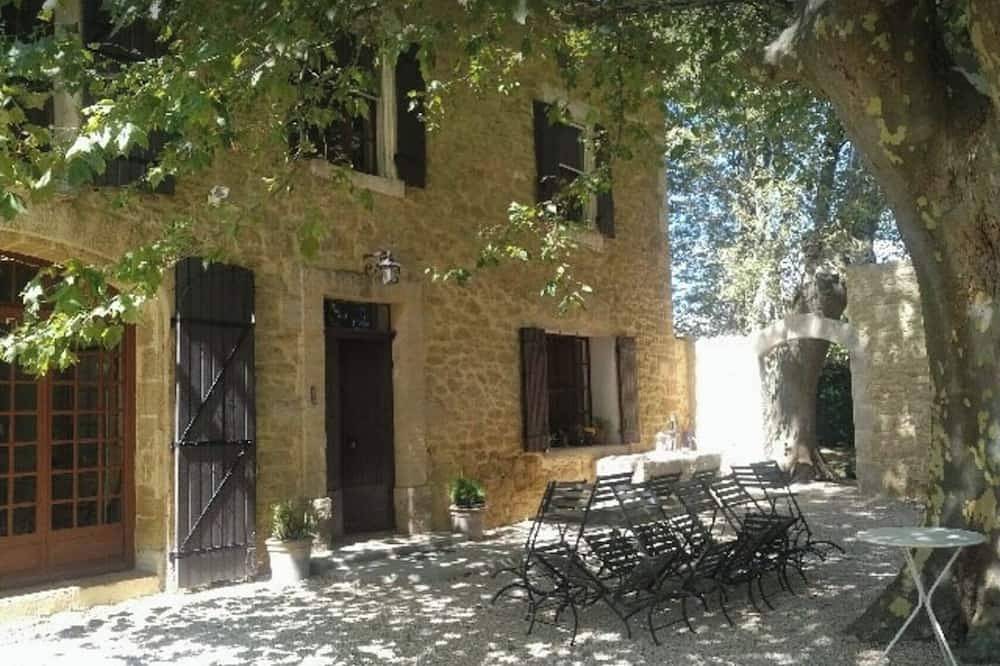 Mas with swimming pool, near Avignon, ideal for a family holiday. in Althen-des-Paluds, Vaucluse